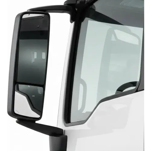 Retrovisor completo do lado direito instalado na cabine de um caminhão MAN TGX