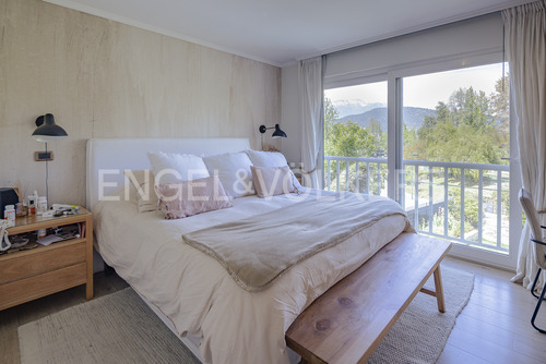 Casa Remodelada, En Condominio Con Buena Conectividad