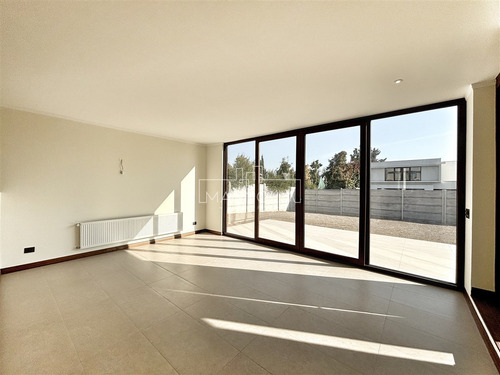 Casa En Venta De 4 Dorm. En Colina