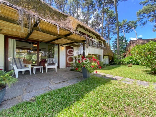 Cabaña De 3 Dormitorios Y Parrillero Techado En Pinares, Punta Del Este.- Ref: 23668