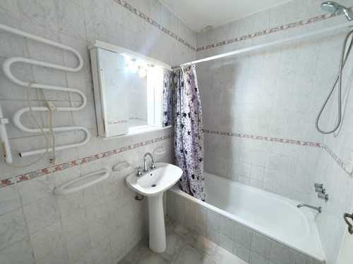 Vendo O Permuto Por Depto Mayor Valor - La Boca (1 Cuadra De Parque Lezama) Muy Cuidado, Balcón Con Cerramiento Nuevo, Ventanal Completo. Baño Con Bañera. 