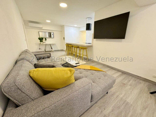 Estupendo Apartamento 24-22314 En Urb. Los Palos Grandes, Remodelado A Estrenar Y Amoblado.