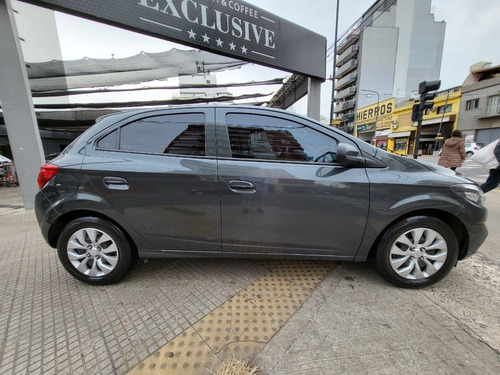 Imagen 10 de 25 de Chevrolet Onix 1.4 Lt Mt 2016 Gris Usado Nt