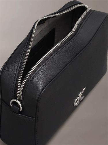 Bolsa Crossbody Negra Calvin Klein Monograma Metalico Mujer