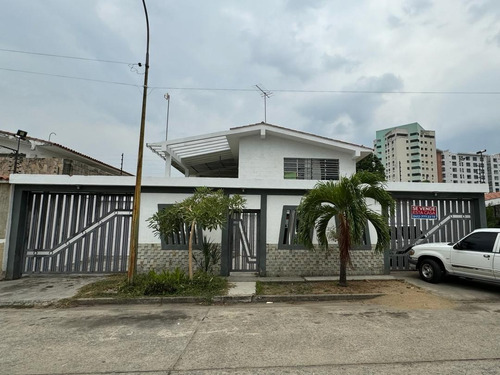 Casa De Dos Pisos En Venta Ubicada En Zona Residencial/comercial Urb. Santa Cecilia C-9857 E. C