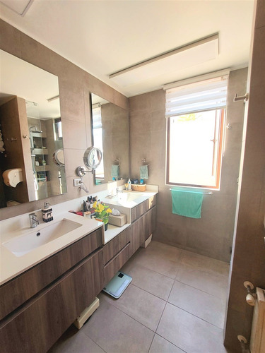 Casa En Venta De 4 Dorm. En Lo Barnechea