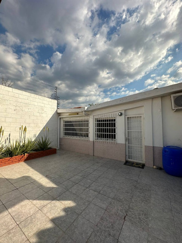 Casa En Venta Urbanizacion El Recreo Cerca De La Zona Comercial Las Mercedes