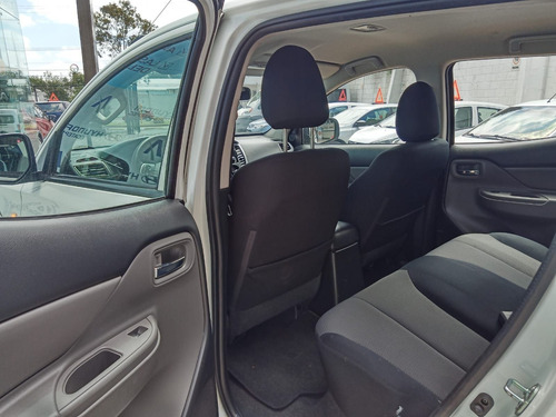 Imagen 7 de 12 de Mitsubishi L200 2018 2.4 Cabina Doble 4x2 Mt