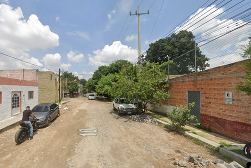 Casa Ubicada En Colonia Constitución Zapopan Jalisco, Con 2 Recamaras Y 73m2, A Unos Minutos Del Hospital Zoquiapan Y De La Unidad Deportiva Lagos Del Country.