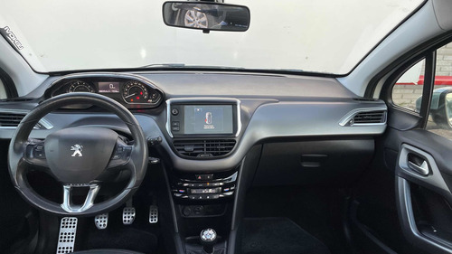 Imagen 10 de 12 de Peugeot 208 2015 1.6 Feline Pack Cuir