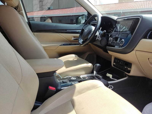 Imagem 6 de 15 de Mitsubishi Outlander 4x4-at 3.0 V-6 4p 2018