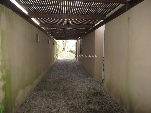 Casa En Venta De 5 Dormitorios En Montoya, Punta Del Este.