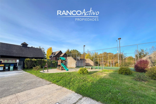 Casa En Venta En Los Arrayanes, Isla Teja Sur, 3 Niveles