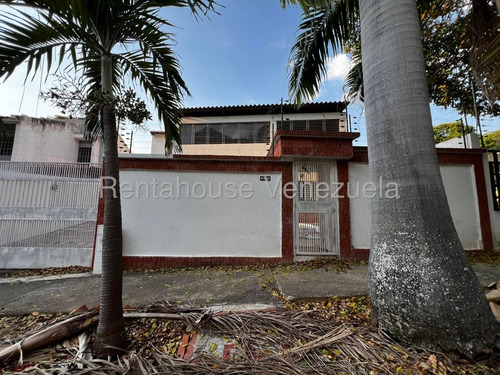 Amplia Casa Quinta De Dos Niveles, Las Cual Cuenta Con 5 Amplias Habitaciones, 5 Baños, 1 Estudio, 4 Puestos De Estacionamiento, Circuito Cerrado, Línea Telefónica Y De Internet,