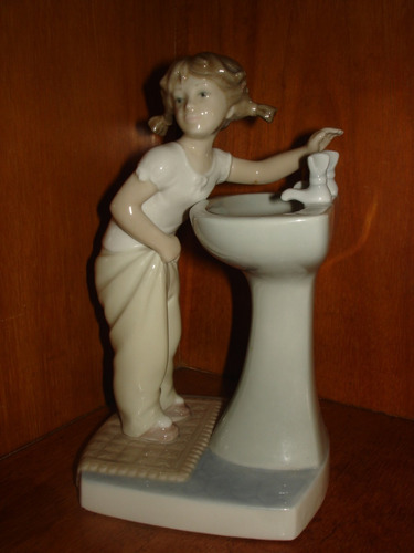 Figura De Porcelana Lladro Niña En Lavabo Catalogo 4838 Perf