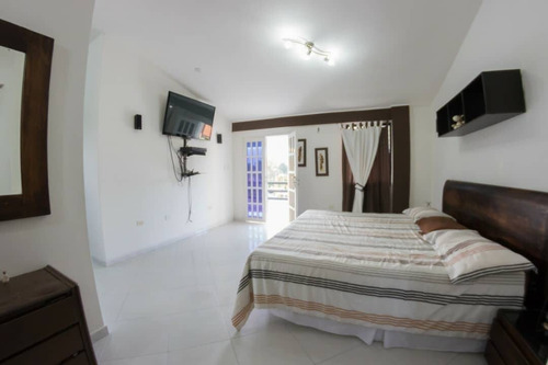 Imagen 10 de 30 de Liliana Martinez Remax Vende Casa En La Urbanizacion Altos De Guataparo Cd 10185