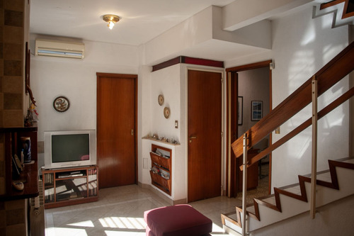 Venta| Excelente Casa De 4 Amb Desarrollada En 3 Plantas Con Dos Terrazas, Patio/jardín Y Cochera.