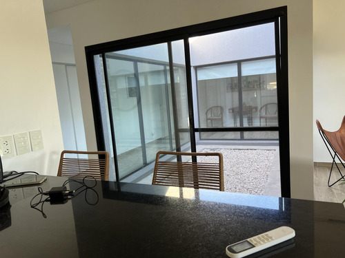 Hermosa Casa En Una Planta A Espejo De Agua En Lote Perimetral