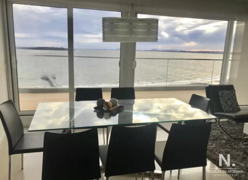 Apartamento 2 Dormitorios En Torre De Categoría! A Pasos Del Mar, Punta Del Este