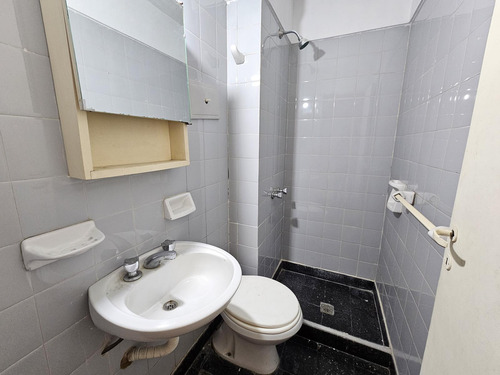 Departamento De 4 Ambientes Con Cochera Descubierta En Venta! Apto Crédito!