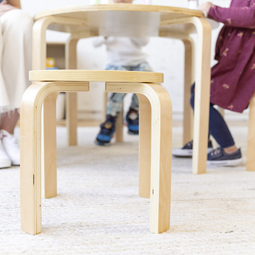 Set De Mesa Redonda Y Taburetes De Madera Curvada Para Niños