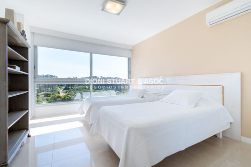 Moderno Apartamento Sobre Playa Brava En Torre Le Parc, Cuenta Con Dos Dormitorios Más Dependencia De Servicio. Punta Del Este