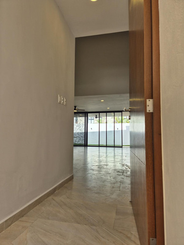 Residencia En Venta, Completamente Lista En Privada Con Casa Club De Lujo!