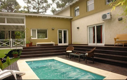Imagen 3 de 26 de Moderna Casa En Zona Golf.