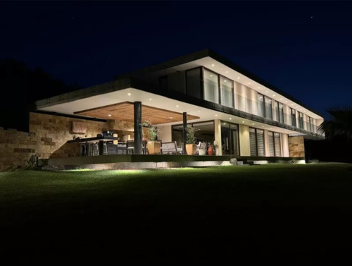 Venta De Espectacular Casa En Hacienda Chacabuco 5 Dorm.