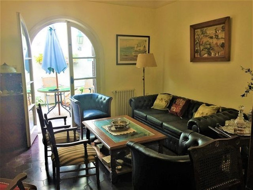 Imagen 2 de 15 de En Uno De Los Mejores Barrios De Montevideo. Casa Muy Cálida De Excelente Carpintería Y Materiales.