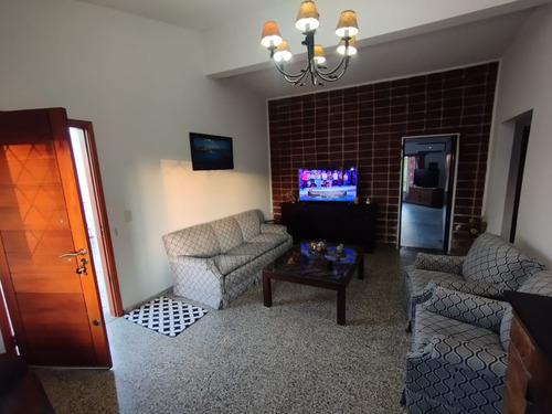 Se Vende Casa De 3 Dormitorios Con Gran Terreno Sobre Ruta 8 Próxima A Zona America