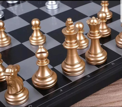 Imagem 2 de 6 de Jogo De Xadrez Magnético Dobrável 32cm - Prata E Dourado