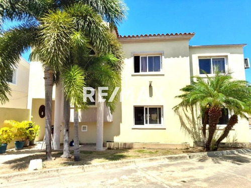 Re/max Acción - En Venta Casa Con Piscina Coro Estado Falcón