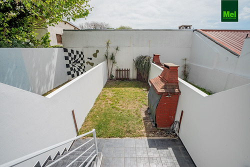 Excelente Triplex 4 Ambientes Con Cochera Fija Y Jardin