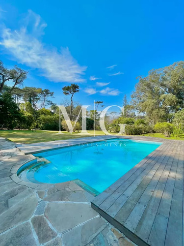 Venta Casa Zona Golf 5 Dormitorios + Dep.servicio, Parrillero, Piscina