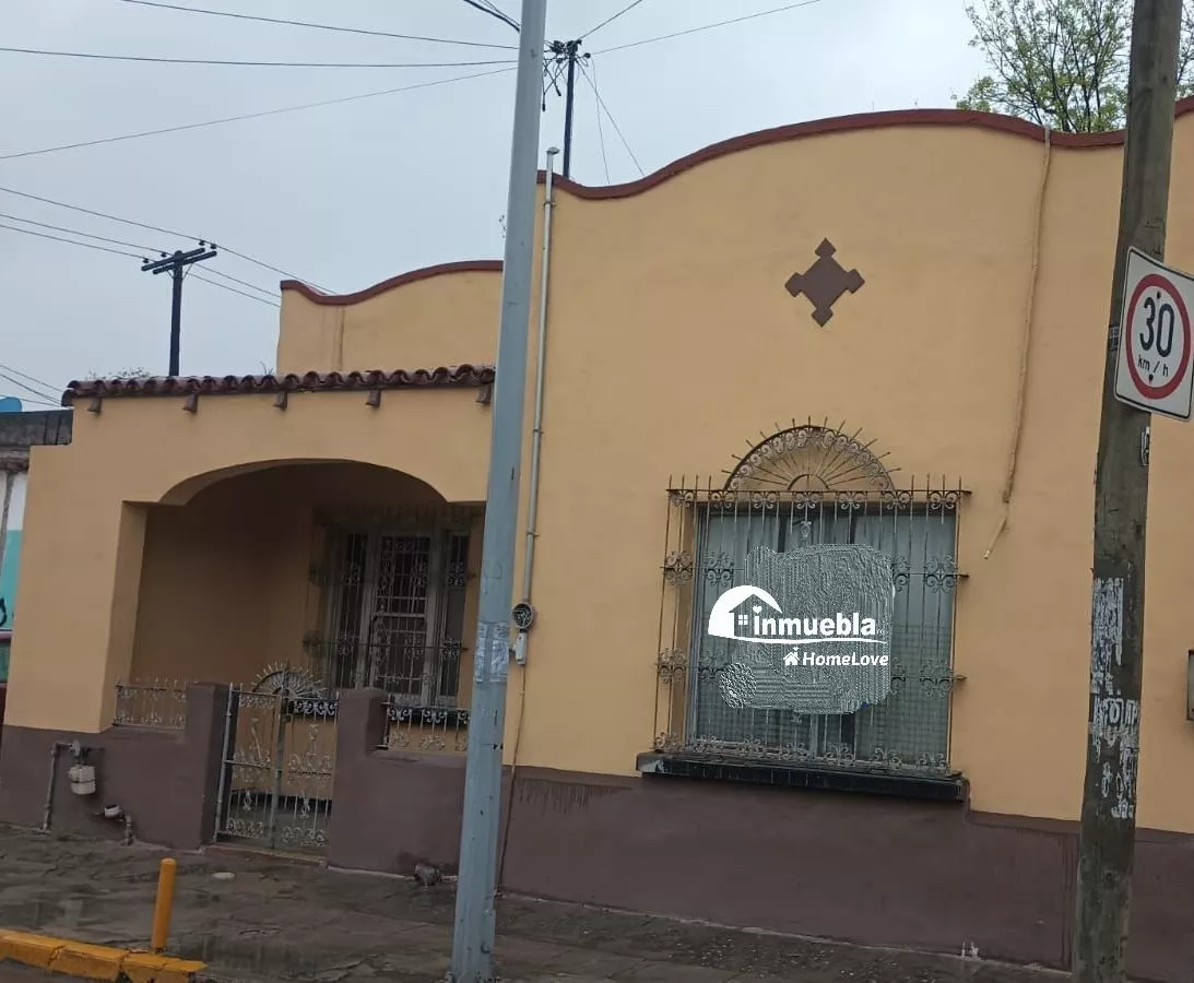 Casa En Venta Colonia Treviño, Monterrey. En Contra Esquina De Clínica Muguerza De Vitro, A Un Lado Del Parque, A Unas Cuadras De La Estación Del Metro.