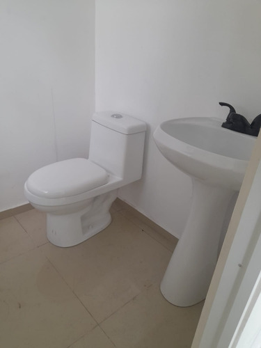 Renta De Local Comercial Con Baño Incluido Y Pequeña Bodega