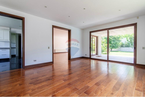 Linda Casa En Lo Barnechea: Espacios Y Comodidad