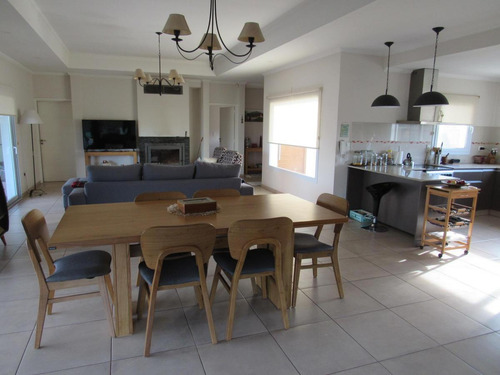 Casa En Venta - 3 Dormitorios 3 Baños - Cochera - 1.600mts2 - Chivilcoy