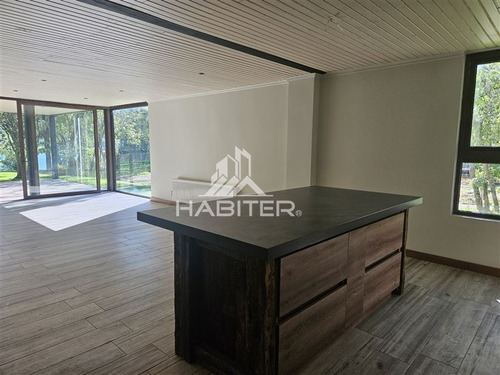 Casa En Venta De 5 Dorm. En Colbún