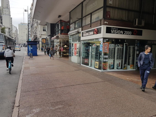 Local Comercial En 18 De Julio Y Yi, Mejor Cuadra Del Centro.
