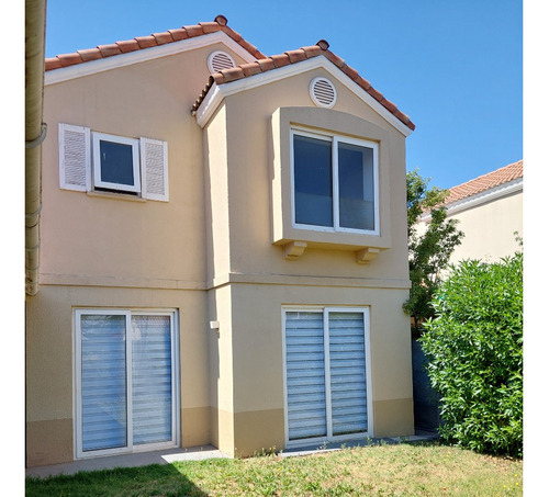 Casa En Condominio Con Laguna Artificial