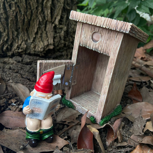 Gnome Toilet Lee El Periódico Y Se Olvida De Cerrar La Puert