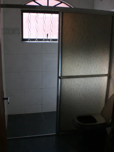 Dois Sobrados No Mesmo Terreno, Total De Cinco Quartos, Cômodos Amplos, 303m² De Área Construída