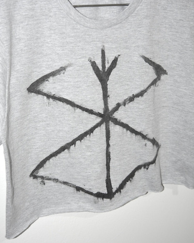 Imagen 4 de 7 de Croptop Sacrifice Berserk Dark Anime Gris Melange Caustico