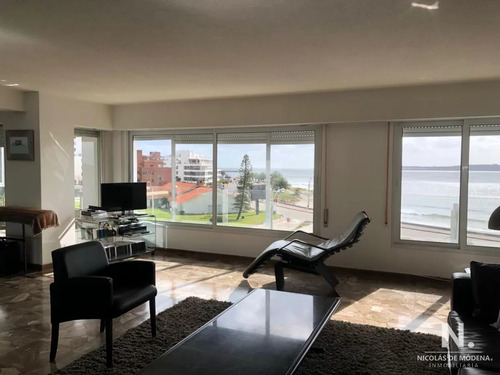 Apartamento De 3 Dormitorios Frente Al Mar Punta Del Este. Maldonado