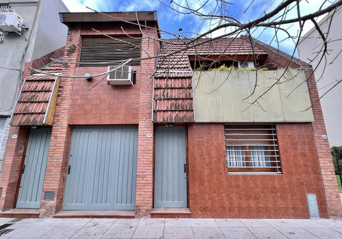 Comodisima Casa Con Patio Y Terraza En Plena Zona Residencial De Villa Del Parque / Devoto.