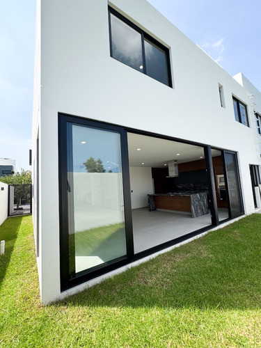 Amplia Casa De Lujo En Venta En Residencial Bajío Hábitat