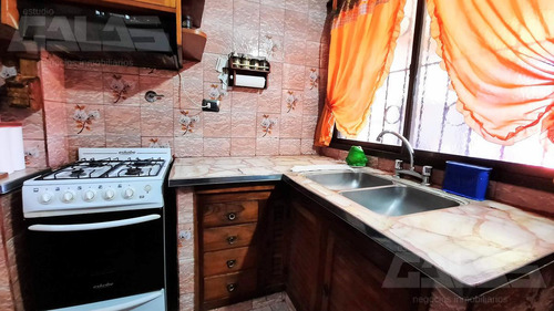 Casa 3 Dormitorios Cochera Varios Autos En Zona Comercial