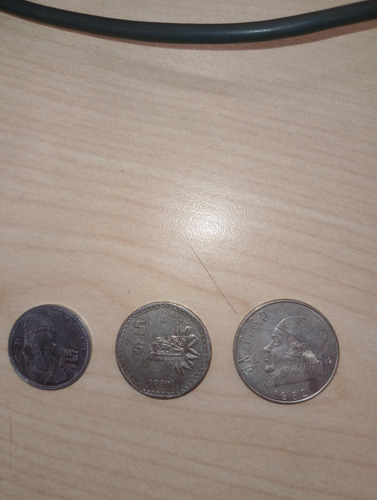 Monedas De Un Peso Y Cinco Pesos *
